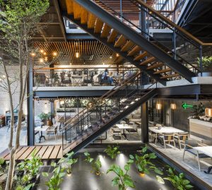 Cầu thang kính quán Cafe Hello