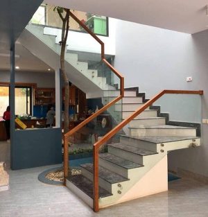 Cầu thang kính anh Tính