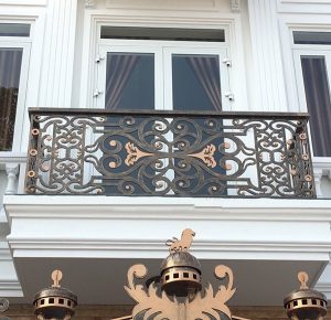 Lan can khách sạn Chị Ba